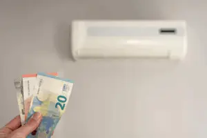 Cómo ahorrar en la factura de la luz en verano trucos que sí funcionan