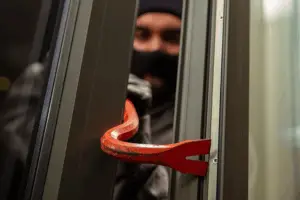 ¿Qué hacer si entran a robar en casa? Guía práctica paso a paso