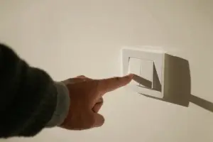 Cómo dar de baja la luz sin factura pendiente y sin penalizaciones en 2025